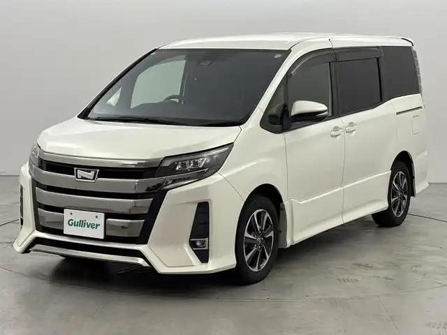トヨタ ノア Si 福岡県 2017(平29)年 8.3万km ラグジュアリーホワイトパールクリスタルシャインガラスフレーク 後席モニター　/純正９インチナビ　/バックカメラ　/ＥＴＣ　/クルーズコントロール　/コーナーセンサー　/衝突軽減ブレーキ　/レーンキープ　/先行者発進告知　/ＭＴモード付ＡＴ　/片側電動スライドドア　/純正１６インチＡＷ