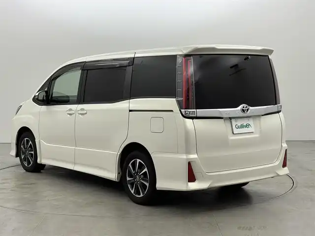トヨタ ノア Si 福岡県 2017(平29)年 8.3万km ラグジュアリーホワイトパールクリスタルシャインガラスフレーク 後席モニター　/純正９インチナビ　/バックカメラ　/ＥＴＣ　/クルーズコントロール　/コーナーセンサー　/衝突軽減ブレーキ　/レーンキープ　/先行者発進告知　/ＭＴモード付ＡＴ　/片側電動スライドドア　/純正１６インチＡＷ