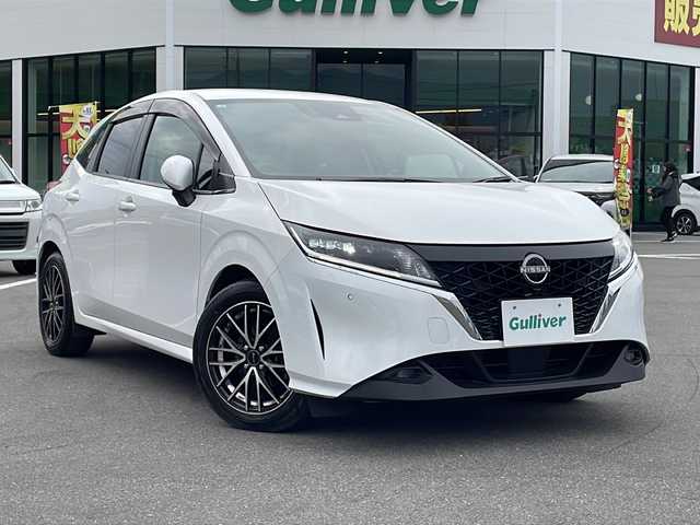 日産 ノート X FOUR 長野県 2021(令3)年 2.2万km ピュアホワイトパール 禁煙車/純正9インチナビ（フルセグTV/Bluetooth/USB）/インテリジェントアラウンドビューモニター/インテリジェントルームミラー/・インテリジェントエマージェンシーブレーキ/・踏み間違い衝突防止アシスト/・ふらつき警報/・標識検知機能/・ハイビームアシスト/・車線逸脱防止支援システム/・後側方衝突防止支援システム/前席シートヒーター/ステアリングヒーター/置くだけ充電/革巻きステアリング/ステアリングスイッチ/電動パーキングブレーキ/ブレーキホールド/LEDヘッドライト/オートライト/スマートキー/Pスタート/電動格納ミラー/純正フロアマット/ドアバイザー/社外AWスタッドレス積み込み