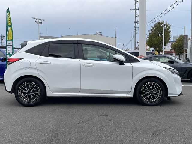 日産 ノート X FOUR 長野県 2021(令3)年 2.2万km ピュアホワイトパール 禁煙車/純正9インチナビ（フルセグTV/Bluetooth/USB）/インテリジェントアラウンドビューモニター/インテリジェントルームミラー/・インテリジェントエマージェンシーブレーキ/・踏み間違い衝突防止アシスト/・ふらつき警報/・標識検知機能/・ハイビームアシスト/・車線逸脱防止支援システム/・後側方衝突防止支援システム/前席シートヒーター/ステアリングヒーター/置くだけ充電/革巻きステアリング/ステアリングスイッチ/電動パーキングブレーキ/ブレーキホールド/LEDヘッドライト/オートライト/スマートキー/Pスタート/電動格納ミラー/純正フロアマット/ドアバイザー/社外AWスタッドレス積み込み