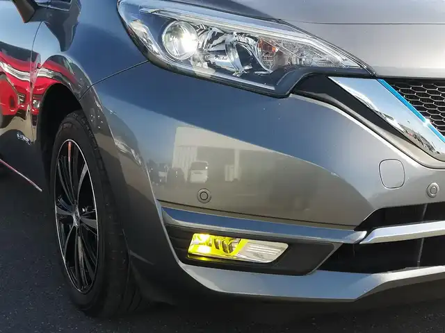 日産 ノート e－パワー メダリスト 茨城県 2018(平30)年 3.2万km ダークメタルグレー 純正ナビ/【iPod・SD・AM・FM・TV・ウォークマン・USB・BT・CD・DVD・VTR・AUX】/デジタルインナーミラー/ETC/全方位カメラ/前後コーナーセンサー/レーダークルコン/オートライト/Fフォグ/LEDライト/横滑り防止装置/衝突被害軽減システム/純正フロアマット/社外アルミホイール/ステリモ