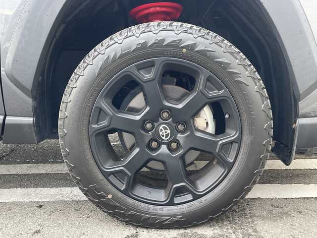 トヨタ ＲＡＶ４ アドベンチャー オフロードPKG 山形県 2021(令3)年 4万km グレーメタリック 禁煙車/Toyota Safety Sense/・プリクラッシュセーフティ/・レーントレーシングアシスト/・レーダークルーズコントロール/・ロードサインアシスト/・発進遅れ告知機能/・オートマチックハイビーム/・アダプティブハイビームシステム/・緊急時操舵支援（アクティブ操舵機能）/クリアランスソナー/ブラインドスポットモニター/レザーシート/シートヒーター/ベンチレーション/純正ディスプレイオーディオ/BT.USB.MiraCast/バックカメラ/ビルトインETC/置くだけ充電/電動パーキングブレーキ/オートホールド/パワーバックドア/ステアリングヒーター/プッシュスタート/スマートキーｘ２