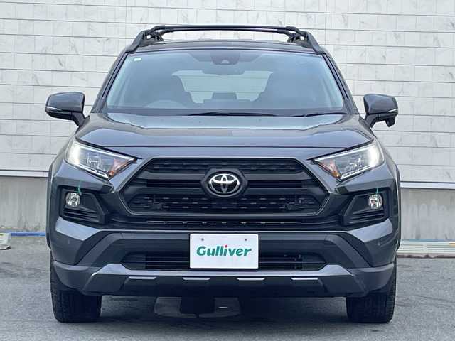 トヨタ ＲＡＶ４ アドベンチャー オフロードPKG 山形県 2021(令3)年 4万km グレーメタリック 禁煙車/Toyota Safety Sense/・プリクラッシュセーフティ/・レーントレーシングアシスト/・レーダークルーズコントロール/・ロードサインアシスト/・発進遅れ告知機能/・オートマチックハイビーム/・アダプティブハイビームシステム/・緊急時操舵支援（アクティブ操舵機能）/クリアランスソナー/ブラインドスポットモニター/レザーシート/シートヒーター/ベンチレーション/純正ディスプレイオーディオ/BT.USB.MiraCast/バックカメラ/ビルトインETC/置くだけ充電/電動パーキングブレーキ/オートホールド/パワーバックドア/ステアリングヒーター/プッシュスタート/スマートキーｘ２