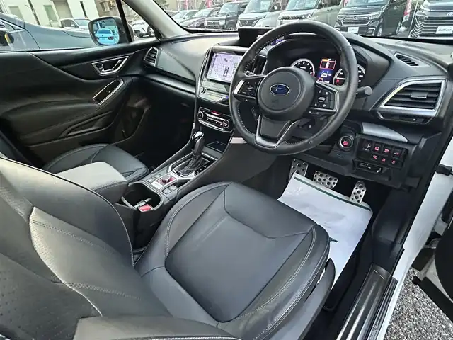 スバル フォレスター プレミアム 埼玉県 2018(平30)年 3.1万km パール STiエアロ/黒革シート/前席パワーシート/前席シートヒーター/純正ナビTV/ダイヤトーンサウンド/バック＆左サイドカメラ/デジタルインナーミラー/ステアヒーター/パワーバックドア/置くだけ充電/純正１８インチアルミ/クリアランスソナー/LEDヘッドライト/プッシュスタート/スマートキー/業者施工の内外装クリーニング済/保証書付整備手帳/取扱説明書