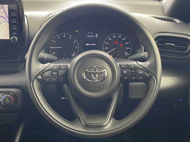 トヨタ ヤリス X 兵庫県 2020(令2)年 4.3万km ホワイトパールクリスタルシャイン ・Toyota　Safety　Sense/・プリクラッシュセーフティ/・レーントレーシングアシスト/・レーダークルーズコントロール/・オートマチックハイビーム/・ロードサインアシスト/・先行車発進告知機能/・純正ディスプレイオーディオナビ/BT/USB/Miracast/・バックカメラ/・ビルトインETC/・ステアリングスイッチ/・スマートキー/・リアシートリマインダー/・保証書
