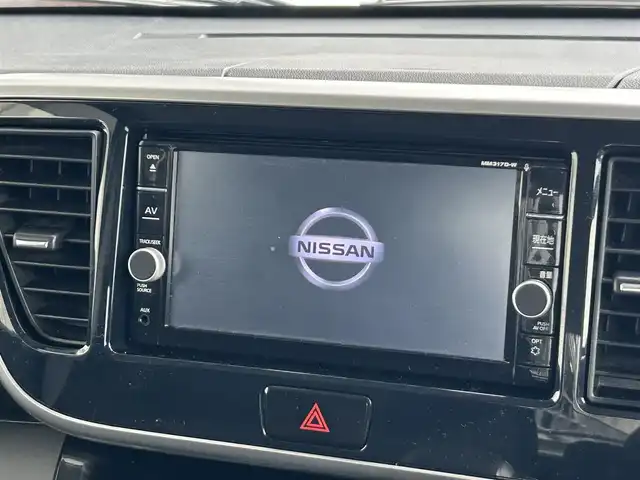 日産 デイズ ルークス X Vセレクション 静岡県 2017(平29)年 6.9万km ホワイトパール 純正7インチナビ/（FM/AM/CD/DVD/Bluetooth/iPod/SD）/フルセグTV/両側電動スライドドア/全周囲カメラ/ドラレコ/ベンチシート/フルフラットシート/純正フロアマット/プッシュスタート/スマートキー/エアバッグ/横滑り防止システム/HIDライト