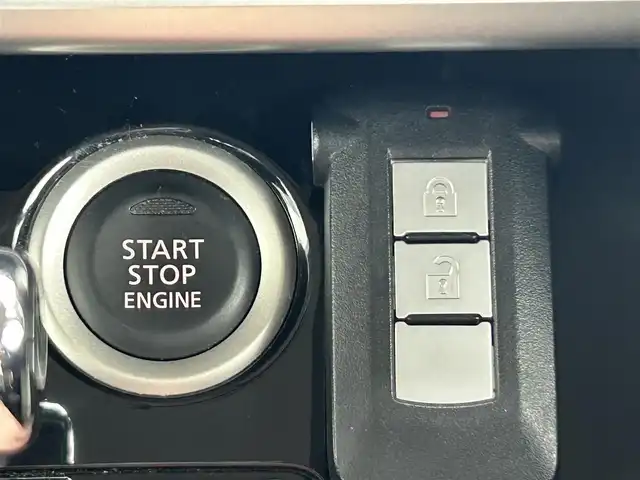 日産 デイズ ルークス X Vセレクション 静岡県 2017(平29)年 6.9万km ホワイトパール 純正7インチナビ/（FM/AM/CD/DVD/Bluetooth/iPod/SD）/フルセグTV/両側電動スライドドア/全周囲カメラ/ドラレコ/ベンチシート/フルフラットシート/純正フロアマット/プッシュスタート/スマートキー/エアバッグ/横滑り防止システム/HIDライト