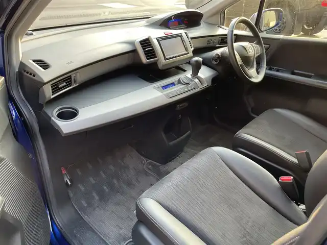 ホンダ フリード ハイブリット プレミアムエディション 滋賀県 2016(平28)年 8.9万km コバルトブルーパール 純正ナビ/CD/DVD/Bluetooth/FM/AM/フルセグテレビ/バックカメラ/ビルトインETC/両側パワースライドドア/クルーズコントロール/フリップダウンモニター/LEDヘッドライト/オートライト/スマートキー/ドアバイザー/ステアリングスイッチ/純正フロアマット