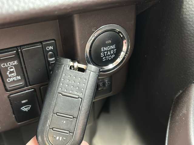 トヨタ タンク X S 道央・札幌 2018(平30)年 7.1万km マゼンタベリーマイカM 4WD/ワンオーナー/片側パワースライドドア/社外SDナビ(フルセグ、AM、FM、CD、DVD)/衝突被害軽減システム/寒冷地仕様/アイドリングストップ/夏タイヤ積込(社外AW)/プッシュスタート/オートライト/電動格納ミラー/純正エンジンスターター/スマートキー/新車時保証書/取扱説明書/スペアキー×1