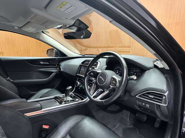 ジャガー ＸＥ XE S 千葉県 2020(令2)年 3.9万km 黒Ｍ ＡＣＣ　/純正ナビ　/バックカメラ　/ＣａｒＰｌａｙ　/レーンアシスト　/黒革　/パワーシート　/ＢＳＭ　/ＬＥＤヘッドライト　/オートライト　/電動リアゲート　/純正１８インチＡＷ　/ＥＴＣ２．０　/電動パーキングブレーキ