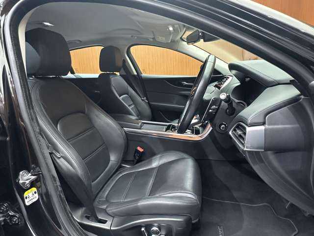 ジャガー ＸＥ XE S 千葉県 2020(令2)年 3.9万km 黒Ｍ ＡＣＣ　/純正ナビ　/バックカメラ　/ＣａｒＰｌａｙ　/レーンアシスト　/黒革　/パワーシート　/ＢＳＭ　/ＬＥＤヘッドライト　/オートライト　/電動リアゲート　/純正１８インチＡＷ　/ＥＴＣ２．０　/電動パーキングブレーキ
