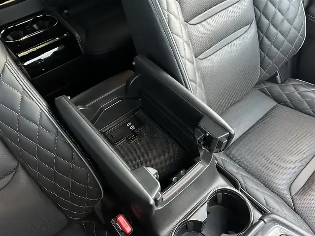 マツダ ＣＸ－８ XD エクスクルーシブモード 佐賀県 2023(令5)年 4.9万km ロジウムホワイトプレミアムメタリック ワンオーナー/黒革シート/純正10.25インチSDナビゲーション/・フルセグTV/AM/FM/USB/Bluetooth/BOSEサウンドシステム/360°ビューモニター/前後ドライブレコーダー/ETC/パワーリフトゲート/電子パーキングブレーキ/・AUTO HOLD機能/置くだけ充電/後席エアコン/DN席＋2列目パワーシート(D席メモリー機能付)/シートヒーター/シートベンチレーション/後席サンシェード/ISOFIX対応/革巻きステアリング/ステアリングリモコン/純正19インチアルミホイール/純正LEDヘッドライト/・オートマチックハイビーム/リヤフォグランプ/純正フロアマット/新車保証書/取扱説明書/スペアキー１本/i-ACTIVSENSE/・マツダレーダークルーズコントロール/・車線逸脱警報機能/・衝突軽減ブレーキ/・ブラインドスポットモニタリング/・レーンキープアシストシステム/・パーキングセンサーシステム/・標識検知機能/・ドライバーアテンションアラート