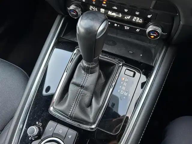 マツダ ＣＸ－８ XD エクスクルーシブモード 佐賀県 2023(令5)年 4.9万km ロジウムホワイトプレミアムメタリック ワンオーナー/黒革シート/純正10.25インチSDナビゲーション/・フルセグTV/AM/FM/USB/Bluetooth/BOSEサウンドシステム/360°ビューモニター/前後ドライブレコーダー/ETC/パワーリフトゲート/電子パーキングブレーキ/・AUTO HOLD機能/置くだけ充電/後席エアコン/DN席＋2列目パワーシート(D席メモリー機能付)/シートヒーター/シートベンチレーション/後席サンシェード/ISOFIX対応/革巻きステアリング/ステアリングリモコン/純正19インチアルミホイール/純正LEDヘッドライト/・オートマチックハイビーム/リヤフォグランプ/純正フロアマット/新車保証書/取扱説明書/スペアキー１本/i-ACTIVSENSE/・マツダレーダークルーズコントロール/・車線逸脱警報機能/・衝突軽減ブレーキ/・ブラインドスポットモニタリング/・レーンキープアシストシステム/・パーキングセンサーシステム/・標識検知機能/・ドライバーアテンションアラート