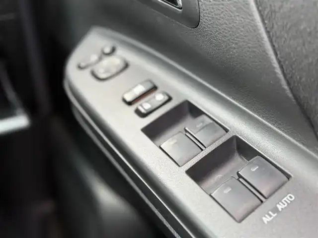 トヨタ アルファード 240S 大阪府 2012(平24)年 9.5万km ゴールドパールクリスタルシャイン (株)IDOMが運営する【じしゃロン東大阪店】の自社ローン専用車両になりますこちらは現金またはオートローンご利用時の価格です。自社ローンご希望の方は別途その旨お申付け下さい/社外SDナビ【CN-H500WD】/フルセグTV、Bluetooth、CD、DVD/ALPINE製フリップダウンモニター/バックカメラ/ビルトインETC/ドライブレコーダー前後/両側パワースライドドア/横滑り防止装置/コーナーセンサー前後/18インチアルミ（３０アルファードCパケ用）/取説（車両・ナビ）/スマートキー＆プッシュスタート