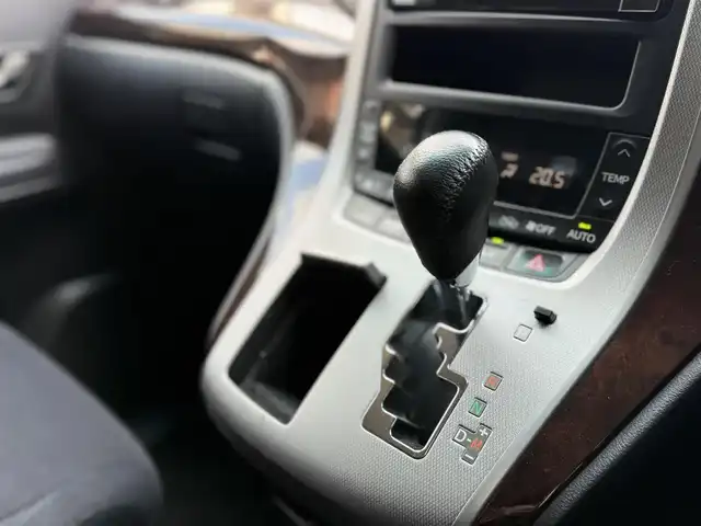 トヨタ アルファード 240S 大阪府 2012(平24)年 9.5万km ゴールドパールクリスタルシャイン (株)IDOMが運営する【じしゃロン東大阪店】の自社ローン専用車両になりますこちらは現金またはオートローンご利用時の価格です。自社ローンご希望の方は別途その旨お申付け下さい/社外SDナビ【CN-H500WD】/フルセグTV、Bluetooth、CD、DVD/ALPINE製フリップダウンモニター/バックカメラ/ビルトインETC/ドライブレコーダー前後/両側パワースライドドア/横滑り防止装置/コーナーセンサー前後/18インチアルミ（３０アルファードCパケ用）/取説（車両・ナビ）/スマートキー＆プッシュスタート