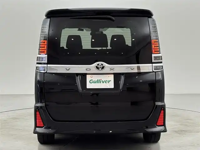 トヨタ ヴォクシー ZS 煌Ⅱ 福岡県 2020(令2)年 4.3万km ブラック 純正９型ナビ／フルセグTV　/バックカメラ　/ビルトインＥＴＣ　/前方ドラレコ　/クルーズコントロール　/コーナーセンサー　/衝突被害軽減ブレーキ　/レーンキープ　/アクセル踏み間違い防止　/オートマチックハイビーム　/MTモード付AT　/両側電動スライドドア　/LEDヘッドライト　/純正１６インチアルミホイール