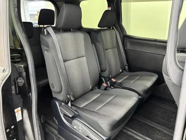 トヨタ ヴォクシー ZS 煌Ⅱ 福岡県 2020(令2)年 4.3万km ブラック 純正９型ナビ／フルセグTV　/バックカメラ　/ビルトインＥＴＣ　/前方ドラレコ　/クルーズコントロール　/コーナーセンサー　/衝突被害軽減ブレーキ　/レーンキープ　/アクセル踏み間違い防止　/オートマチックハイビーム　/MTモード付AT　/両側電動スライドドア　/LEDヘッドライト　/純正１６インチアルミホイール