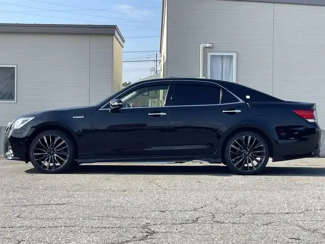 トヨタ クラウン ハイブリッド アスリートS Four 青森県 2016(平28)年 8.5万km ブラック ４WD/純正SDナビ/AM/FM/BT/SD/CD/DVD/AUX/フルセグ/横滑り防止装置/クルーズコントロール/クリアランスソナー/バックカメラ/ビルトインETC/ECOMODE/SNOWMODE/SPORTMODE/前席パワーシート/革巻きステアリング/ステアリングリモコン/MTモード付AT/プッシュスタート/スマートキー/LEDヘッドライト/オートライト/フォグランプ/電動格納ミラー/ウィンカーミラー/純正フロアマット/ドアバイザー/取説