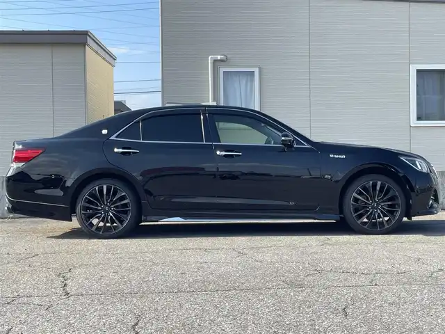 トヨタ クラウン ハイブリッド アスリートS Four 青森県 2016(平28)年 8.5万km ブラック ４WD/純正SDナビ/AM/FM/BT/SD/CD/DVD/AUX/フルセグ/横滑り防止装置/クルーズコントロール/クリアランスソナー/バックカメラ/ビルトインETC/ECOMODE/SNOWMODE/SPORTMODE/前席パワーシート/革巻きステアリング/ステアリングリモコン/MTモード付AT/プッシュスタート/スマートキー/LEDヘッドライト/オートライト/フォグランプ/電動格納ミラー/ウィンカーミラー/純正フロアマット/ドアバイザー/取説