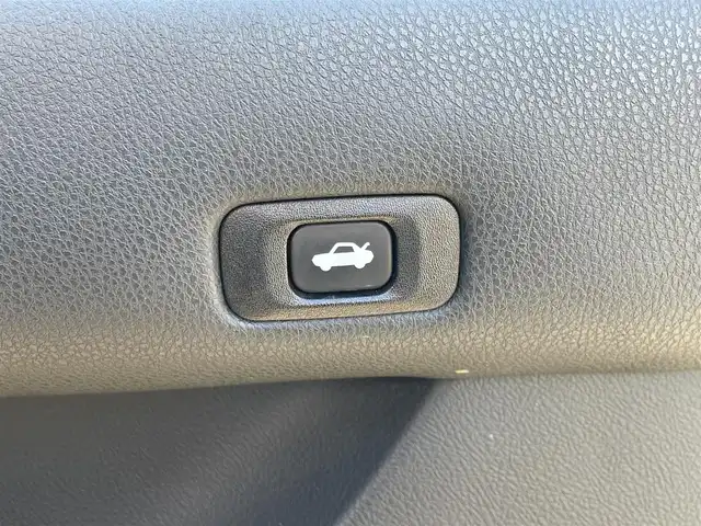 トヨタ クラウン ハイブリッド アスリートS Four 青森県 2016(平28)年 8.5万km ブラック ４WD/純正SDナビ/AM/FM/BT/SD/CD/DVD/AUX/フルセグ/横滑り防止装置/クルーズコントロール/クリアランスソナー/バックカメラ/ビルトインETC/ECOMODE/SNOWMODE/SPORTMODE/前席パワーシート/革巻きステアリング/ステアリングリモコン/MTモード付AT/プッシュスタート/スマートキー/LEDヘッドライト/オートライト/フォグランプ/電動格納ミラー/ウィンカーミラー/純正フロアマット/ドアバイザー/取説