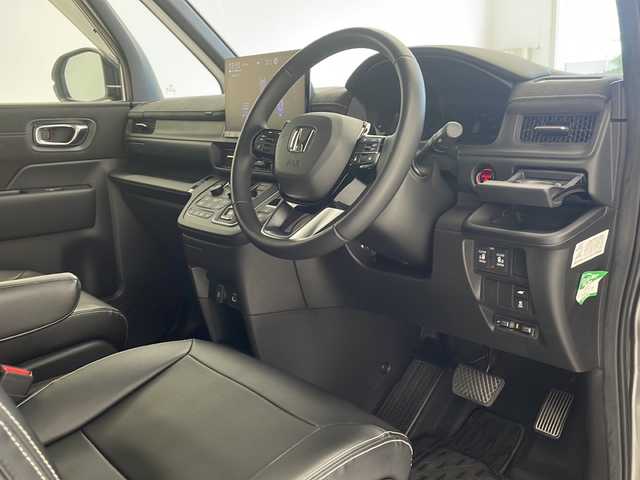 ホンダ ステップワゴン スパーダ eHEV プレミアムライン 沖縄県 2023(令5)年 3.1万km スーパープラチナグレーメタリック 純正ナビ　【LXM-237VFLi】/　(フルセグTV　Bluetooth　CD/DVD)/マルチビューカメラシステム　　/前後ドライブレコーダー　/両側パワースライドドア　/アダプティブクルーズコントロール　/ＬＥＤヘッドライト　/電動リアゲート　/ＥＴＣ/プッシュスタート/スマートキー/スペアキー/シートヒーター　