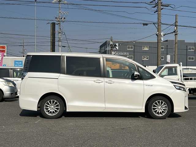 トヨタ ヴォクシー ハイブリッド V 愛知県 2018(平30)年 4.4万km ホワイトパールクリスタルシャイン /禁煙/ワンオーナー//ディーラー整備記録簿H31.R1.2.3.4.5.6//ALPINE9型ナビ/フルセグ/CD/DVD/SD/MSV/BT//バックカメラ/ETC/純正ドラレコ//ALPINE10型フリップダウンモニター//革巻きステア/ステアスイッチ//リアロールサンシェード/シートバックテーブル//両側パワースライドドア//LEDオートライト/オートハイビーム/LEDフォグ//PCS/LDA//クルーズコントロール//前席シートヒーター//オートリトラウインカーミラー//照明付きバニティミラー//プッシュスタート/スマートキー//新車時保証書//取扱説明書//ドラレコ取説//スペアスマートキー