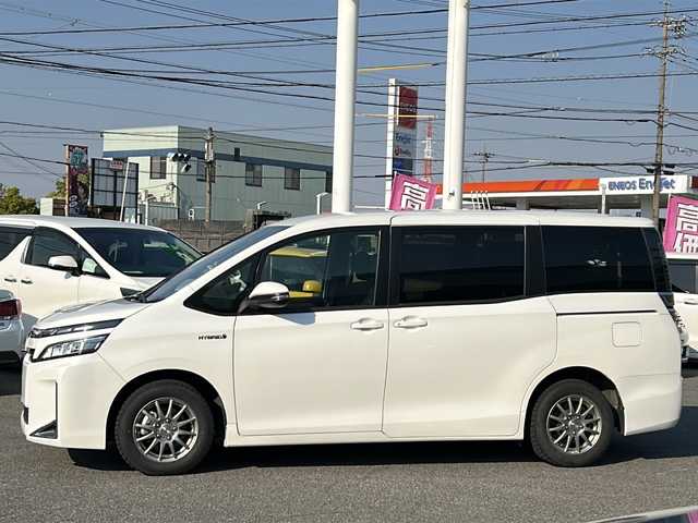 トヨタ ヴォクシー ハイブリッド V 愛知県 2018(平30)年 4.4万km ホワイトパールクリスタルシャイン /禁煙/ワンオーナー//ディーラー整備記録簿H31.R1.2.3.4.5.6//ALPINE9型ナビ/フルセグ/CD/DVD/SD/MSV/BT//バックカメラ/ETC/純正ドラレコ//ALPINE10型フリップダウンモニター//革巻きステア/ステアスイッチ//リアロールサンシェード/シートバックテーブル//両側パワースライドドア//LEDオートライト/オートハイビーム/LEDフォグ//PCS/LDA//クルーズコントロール//前席シートヒーター//オートリトラウインカーミラー//照明付きバニティミラー//プッシュスタート/スマートキー//新車時保証書//取扱説明書//ドラレコ取説//スペアスマートキー