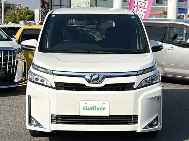 トヨタ ヴォクシー ハイブリッド V 愛知県 2018(平30)年 4.4万km ホワイトパールクリスタルシャイン /禁煙/ワンオーナー//ディーラー整備記録簿H31.R1.2.3.4.5.6//ALPINE9型ナビ/フルセグ/CD/DVD/SD/MSV/BT//バックカメラ/ETC/純正ドラレコ//ALPINE10型フリップダウンモニター//革巻きステア/ステアスイッチ//リアロールサンシェード/シートバックテーブル//両側パワースライドドア//LEDオートライト/オートハイビーム/LEDフォグ//PCS/LDA//クルーズコントロール//前席シートヒーター//オートリトラウインカーミラー//照明付きバニティミラー//プッシュスタート/スマートキー//新車時保証書//取扱説明書//ドラレコ取説//スペアスマートキー