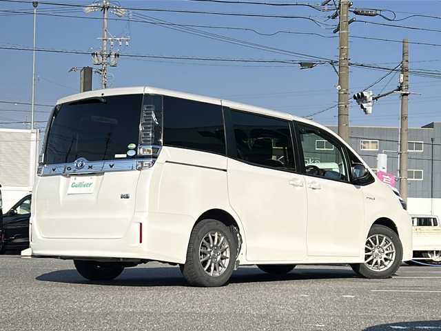 トヨタ ヴォクシー ハイブリッド V 愛知県 2018(平30)年 4.4万km ホワイトパールクリスタルシャイン /禁煙/ワンオーナー//ディーラー整備記録簿H31.R1.2.3.4.5.6//ALPINE9型ナビ/フルセグ/CD/DVD/SD/MSV/BT//バックカメラ/ETC/純正ドラレコ//ALPINE10型フリップダウンモニター//革巻きステア/ステアスイッチ//リアロールサンシェード/シートバックテーブル//両側パワースライドドア//LEDオートライト/オートハイビーム/LEDフォグ//PCS/LDA//クルーズコントロール//前席シートヒーター//オートリトラウインカーミラー//照明付きバニティミラー//プッシュスタート/スマートキー//新車時保証書//取扱説明書//ドラレコ取説//スペアスマートキー