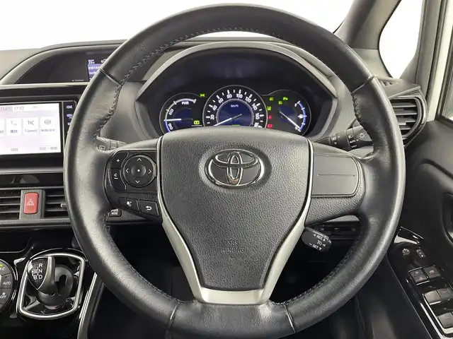 トヨタ ヴォクシー ハイブリッド ZS 煌Ⅲ 大阪府 2021(令3)年 6.9万km ホワイトパールクリスタルシャイン トヨタセーフティセンス/　・プリクラッシュセーフティ/　・レーンディパーチャーアラート/　・オートマチックハイビーム/純正メモリナビ/　　CD/DVD/BT/フルセグTV/バックカメラ/クルーズコントロール/両側パワースライドドア/LEDオートライト/フォグランプ/革調シートカバー/シートヒーター/純正16インチアルミホイール/コーナーセンサー/スマートキー/ビルトインETC