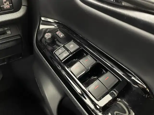 トヨタ ヴォクシー ハイブリッド ZS 煌Ⅲ 大阪府 2021(令3)年 6.9万km ホワイトパールクリスタルシャイン トヨタセーフティセンス/　・プリクラッシュセーフティ/　・レーンディパーチャーアラート/　・オートマチックハイビーム/純正メモリナビ/　　CD/DVD/BT/フルセグTV/バックカメラ/クルーズコントロール/両側パワースライドドア/LEDオートライト/フォグランプ/革調シートカバー/シートヒーター/純正16インチアルミホイール/コーナーセンサー/スマートキー/ビルトインETC
