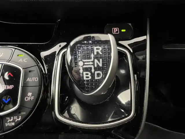 トヨタ ヴォクシー ハイブリッド ZS 煌Ⅲ 大阪府 2021(令3)年 6.9万km ホワイトパールクリスタルシャイン トヨタセーフティセンス/　・プリクラッシュセーフティ/　・レーンディパーチャーアラート/　・オートマチックハイビーム/純正メモリナビ/　　CD/DVD/BT/フルセグTV/バックカメラ/クルーズコントロール/両側パワースライドドア/LEDオートライト/フォグランプ/革調シートカバー/シートヒーター/純正16インチアルミホイール/コーナーセンサー/スマートキー/ビルトインETC