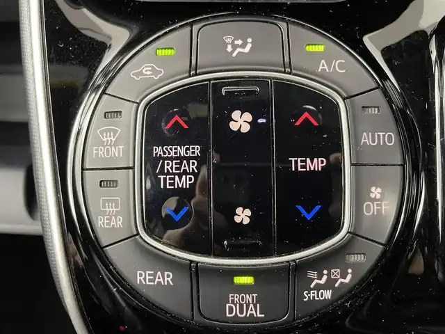 トヨタ ヴォクシー ハイブリッド ZS 煌Ⅲ 大阪府 2021(令3)年 6.9万km ホワイトパールクリスタルシャイン トヨタセーフティセンス/　・プリクラッシュセーフティ/　・レーンディパーチャーアラート/　・オートマチックハイビーム/純正メモリナビ/　　CD/DVD/BT/フルセグTV/バックカメラ/クルーズコントロール/両側パワースライドドア/LEDオートライト/フォグランプ/革調シートカバー/シートヒーター/純正16インチアルミホイール/コーナーセンサー/スマートキー/ビルトインETC