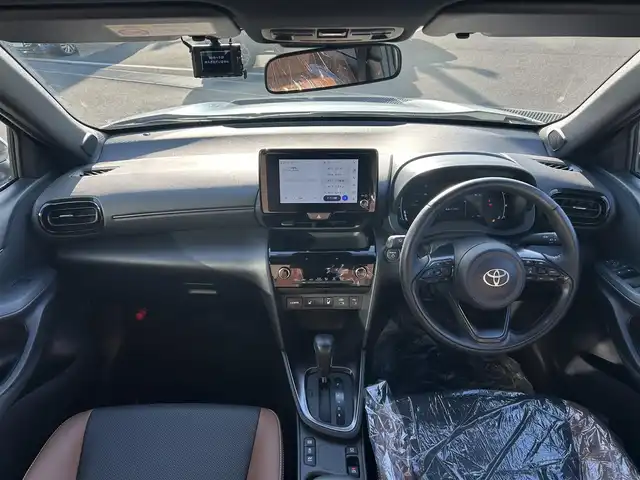 トヨタ ヤリスクロス ハイブリッド Z アドベンチャー 愛媛県 2024(令6)年 0.6万km プラチナホワイトパールマイカ 純正ディスプレイオーディオ（Bluetooth/HDMI)/全周囲カメラ/ETC2.0/茶ハーフレザー/シートヒーター/追従型クルーズコントロール/ブラインドスポットモニター/前後ドライブレコーダー/前後コーナーセンサー/前席ヒートヒーター/ステアリングヒーター/ステアリングリモコン/ドライブ席パワーシート/純正18インチAW/純正フロアマット/衝突被害軽減システム/レーンキープアシスト/横滑り防止装置/盗難防止装置/LEDヘッドライト/オートマチックハイビーム/カーテンエアバック/スペアキー