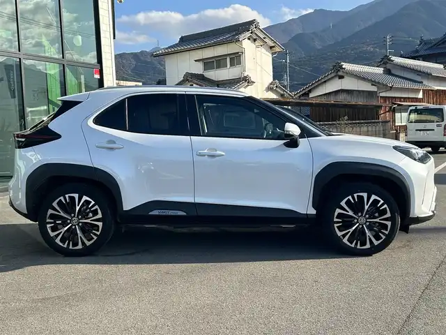 トヨタ ヤリスクロス ハイブリッド Z アドベンチャー 愛媛県 2024(令6)年 0.6万km プラチナホワイトパールマイカ 純正ディスプレイオーディオ（Bluetooth/HDMI)/全周囲カメラ/ETC2.0/茶ハーフレザー/シートヒーター/追従型クルーズコントロール/ブラインドスポットモニター/前後ドライブレコーダー/前後コーナーセンサー/前席ヒートヒーター/ステアリングヒーター/ステアリングリモコン/ドライブ席パワーシート/純正18インチAW/純正フロアマット/衝突被害軽減システム/レーンキープアシスト/横滑り防止装置/盗難防止装置/LEDヘッドライト/オートマチックハイビーム/カーテンエアバック/スペアキー