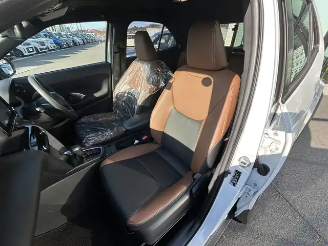 トヨタ ヤリスクロス ハイブリッド Z アドベンチャー 愛媛県 2024(令6)年 0.6万km プラチナホワイトパールマイカ 純正ディスプレイオーディオ（Bluetooth/HDMI)/全周囲カメラ/ETC2.0/茶ハーフレザー/シートヒーター/追従型クルーズコントロール/ブラインドスポットモニター/前後ドライブレコーダー/前後コーナーセンサー/前席ヒートヒーター/ステアリングヒーター/ステアリングリモコン/ドライブ席パワーシート/純正18インチAW/純正フロアマット/衝突被害軽減システム/レーンキープアシスト/横滑り防止装置/盗難防止装置/LEDヘッドライト/オートマチックハイビーム/カーテンエアバック/スペアキー