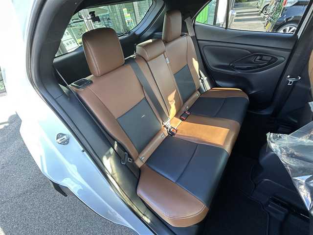 トヨタ ヤリスクロス ハイブリッド Z アドベンチャー 愛媛県 2024(令6)年 0.6万km プラチナホワイトパールマイカ 純正ディスプレイオーディオ（Bluetooth/HDMI)/全周囲カメラ/ETC2.0/茶ハーフレザー/シートヒーター/追従型クルーズコントロール/ブラインドスポットモニター/前後ドライブレコーダー/前後コーナーセンサー/前席ヒートヒーター/ステアリングヒーター/ステアリングリモコン/ドライブ席パワーシート/純正18インチAW/純正フロアマット/衝突被害軽減システム/レーンキープアシスト/横滑り防止装置/盗難防止装置/LEDヘッドライト/オートマチックハイビーム/カーテンエアバック/スペアキー