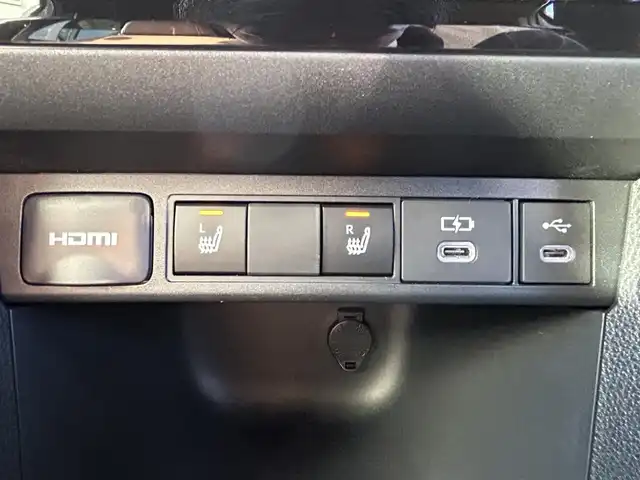 トヨタ ヤリスクロス ハイブリッド Z アドベンチャー 愛媛県 2024(令6)年 0.6万km プラチナホワイトパールマイカ 純正ディスプレイオーディオ（Bluetooth/HDMI)/全周囲カメラ/ETC2.0/茶ハーフレザー/シートヒーター/追従型クルーズコントロール/ブラインドスポットモニター/前後ドライブレコーダー/前後コーナーセンサー/前席ヒートヒーター/ステアリングヒーター/ステアリングリモコン/ドライブ席パワーシート/純正18インチAW/純正フロアマット/衝突被害軽減システム/レーンキープアシスト/横滑り防止装置/盗難防止装置/LEDヘッドライト/オートマチックハイビーム/カーテンエアバック/スペアキー