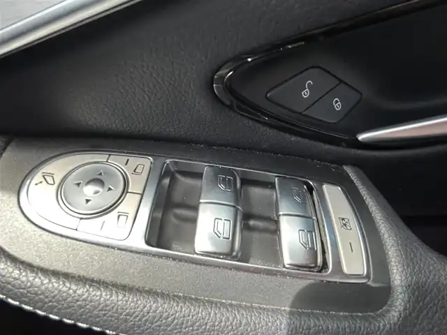 メルセデス・ベンツ ＧＬＣ２２０ d 4マチックスポーツ 宮崎県 2018(平30)年 4.7万km ポーラホワイト 宇純正メモリナビ/・AM/FM/・Bluetooth/・フルセグTV/フロント/バック/全周囲カメラ/衝突被害軽減ブレーキ/車線逸脱警報/ブラインドスポットモニター/コーナーセンサー/電動リアゲート/D/N席パワーシート/全席シートヒーター/ビルトインETC/ルーフレール/ステアリングスイッチ/トノカバー/オートライト/フォグランプ/純正19インチアルミホイール