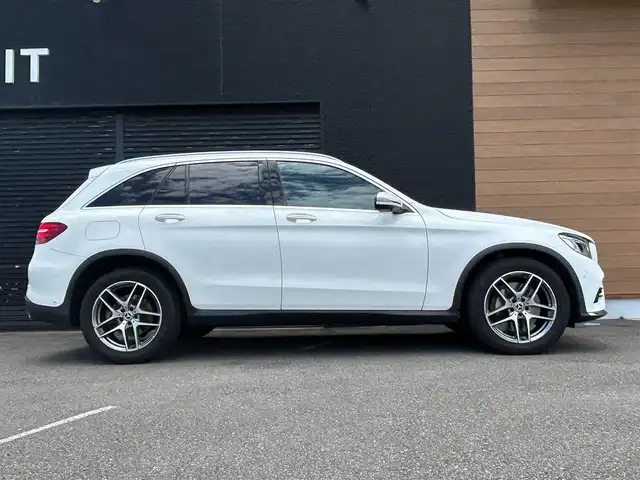 メルセデス・ベンツ ＧＬＣ２２０ d 4マチックスポーツ 宮崎県 2018(平30)年 4.7万km ポーラホワイト 宇純正メモリナビ/・AM/FM/・Bluetooth/・フルセグTV/フロント/バック/全周囲カメラ/衝突被害軽減ブレーキ/車線逸脱警報/ブラインドスポットモニター/コーナーセンサー/電動リアゲート/D/N席パワーシート/全席シートヒーター/ビルトインETC/ルーフレール/ステアリングスイッチ/トノカバー/オートライト/フォグランプ/純正19インチアルミホイール