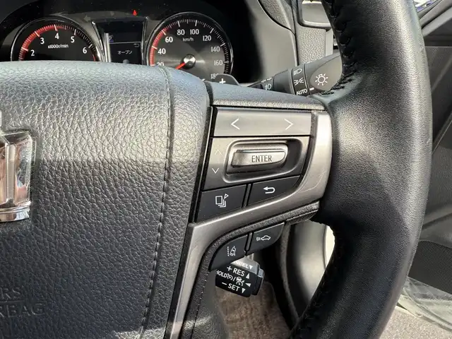 トヨタ クラウン アスリート G 東京都 2016(平28)年 3.4万km ホワイトパールクリスタルシャイン 純正ナビ/（TV/Bluetooth/CD/DVD/USB/SD/VTR/AUX）/純正１８インチアルミホイール/ブラックレザーシート/ブラインドスポットモニター/クルーズコントロール/レーダー探知機/（ZERO　９０９LS）/スマートキー／プッシュスタート/車線逸脱/革巻きステアリング/電動格納ウインカーミラー/パドルシフト/ドアバイザ―/リアプライバシーガラス/ISOFIX/後席サンシェード/横滑り防止装置/新車時保証書/取扱説明書