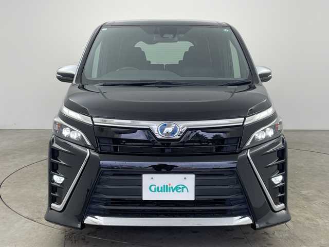 トヨタ ヴォクシー ハイブリッド ZS 煌 兵庫県 2018(平30)年 5.2万km ブラック ・純正9インチナビ(CD/DVD/BT/TV/SD)/・両側パワースライドドア/・純正フリップダウンモニター/・トヨタセーフティセンス/・プリクラッシュセーフティ/・レーンディパーチャーアラート/・クルーズコントロール/・オートマチックハイビーム/・先行車発進告知/・前席シートヒーター/・純正ドライブレコーダー/・ビルトインETC/・純正16インチAW/・プッシュスタート/・スマートキー/・LEDライト　/・LEDフォグランプ/・TRC/・ダブルエアコン