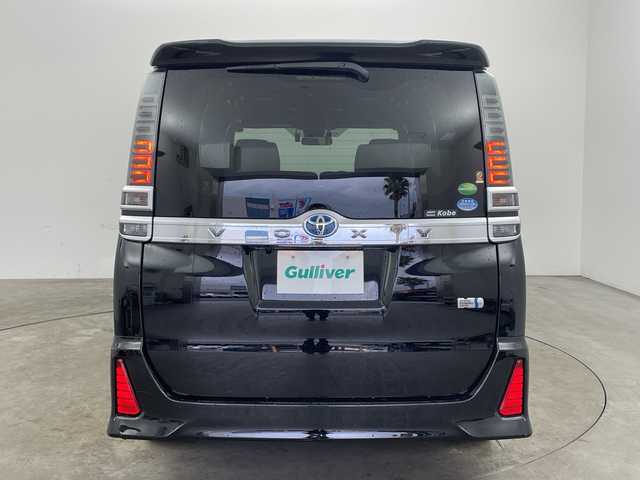 トヨタ ヴォクシー ハイブリッド ZS 煌 兵庫県 2018(平30)年 5.2万km ブラック ・純正9インチナビ(CD/DVD/BT/TV/SD)/・両側パワースライドドア/・純正フリップダウンモニター/・トヨタセーフティセンス/・プリクラッシュセーフティ/・レーンディパーチャーアラート/・クルーズコントロール/・オートマチックハイビーム/・先行車発進告知/・前席シートヒーター/・純正ドライブレコーダー/・ビルトインETC/・純正16インチAW/・プッシュスタート/・スマートキー/・LEDライト　/・LEDフォグランプ/・TRC/・ダブルエアコン