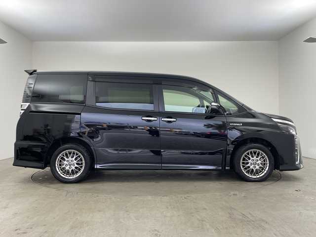 トヨタ ヴォクシー ハイブリッド ZS 煌 兵庫県 2018(平30)年 5.2万km ブラック ・純正9インチナビ(CD/DVD/BT/TV/SD)/・両側パワースライドドア/・純正フリップダウンモニター/・トヨタセーフティセンス/・プリクラッシュセーフティ/・レーンディパーチャーアラート/・クルーズコントロール/・オートマチックハイビーム/・先行車発進告知/・前席シートヒーター/・純正ドライブレコーダー/・ビルトインETC/・純正16インチAW/・プッシュスタート/・スマートキー/・LEDライト　/・LEDフォグランプ/・TRC/・ダブルエアコン