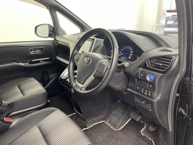 トヨタ ヴォクシー ハイブリッド ZS 煌 兵庫県 2018(平30)年 5.2万km ブラック ・純正9インチナビ(CD/DVD/BT/TV/SD)/・両側パワースライドドア/・純正フリップダウンモニター/・トヨタセーフティセンス/・プリクラッシュセーフティ/・レーンディパーチャーアラート/・クルーズコントロール/・オートマチックハイビーム/・先行車発進告知/・前席シートヒーター/・純正ドライブレコーダー/・ビルトインETC/・純正16インチAW/・プッシュスタート/・スマートキー/・LEDライト　/・LEDフォグランプ/・TRC/・ダブルエアコン