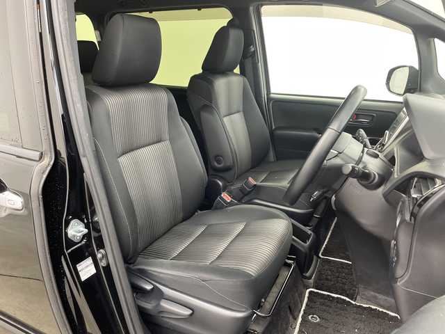 トヨタ ヴォクシー ハイブリッド ZS 煌 兵庫県 2018(平30)年 5.2万km ブラック ・純正9インチナビ(CD/DVD/BT/TV/SD)/・両側パワースライドドア/・純正フリップダウンモニター/・トヨタセーフティセンス/・プリクラッシュセーフティ/・レーンディパーチャーアラート/・クルーズコントロール/・オートマチックハイビーム/・先行車発進告知/・前席シートヒーター/・純正ドライブレコーダー/・ビルトインETC/・純正16インチAW/・プッシュスタート/・スマートキー/・LEDライト　/・LEDフォグランプ/・TRC/・ダブルエアコン