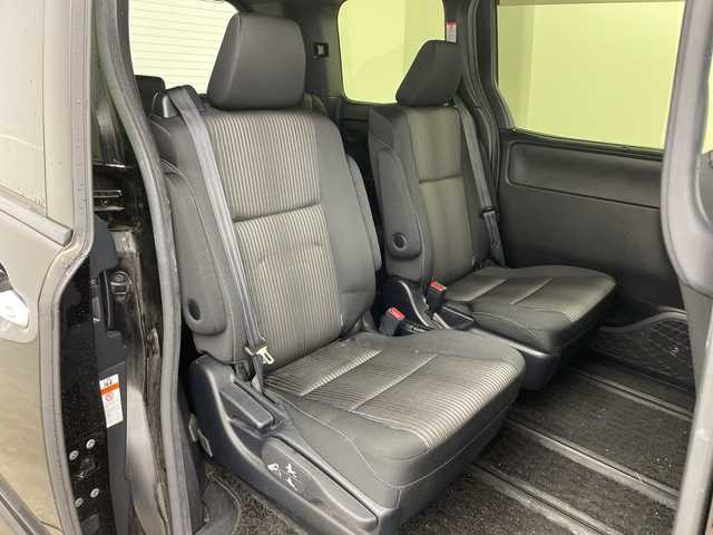 トヨタ ヴォクシー ハイブリッド ZS 煌 兵庫県 2018(平30)年 5.2万km ブラック ・純正9インチナビ(CD/DVD/BT/TV/SD)/・両側パワースライドドア/・純正フリップダウンモニター/・トヨタセーフティセンス/・プリクラッシュセーフティ/・レーンディパーチャーアラート/・クルーズコントロール/・オートマチックハイビーム/・先行車発進告知/・前席シートヒーター/・純正ドライブレコーダー/・ビルトインETC/・純正16インチAW/・プッシュスタート/・スマートキー/・LEDライト　/・LEDフォグランプ/・TRC/・ダブルエアコン