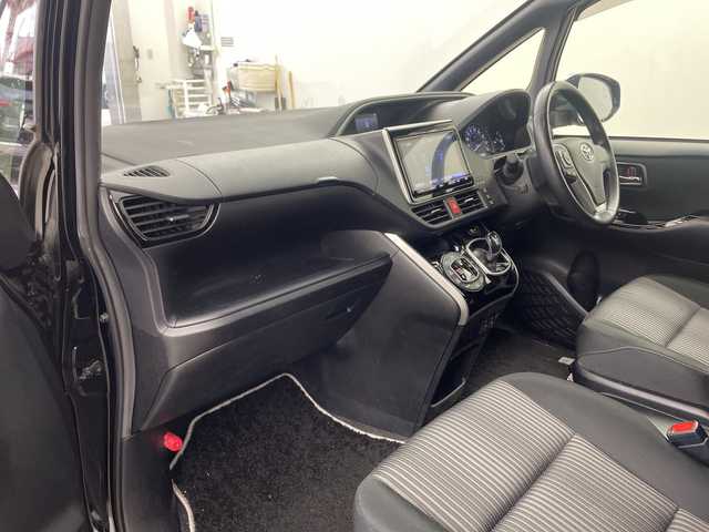 トヨタ ヴォクシー ハイブリッド ZS 煌 兵庫県 2018(平30)年 5.2万km ブラック ・純正9インチナビ(CD/DVD/BT/TV/SD)/・両側パワースライドドア/・純正フリップダウンモニター/・トヨタセーフティセンス/・プリクラッシュセーフティ/・レーンディパーチャーアラート/・クルーズコントロール/・オートマチックハイビーム/・先行車発進告知/・前席シートヒーター/・純正ドライブレコーダー/・ビルトインETC/・純正16インチAW/・プッシュスタート/・スマートキー/・LEDライト　/・LEDフォグランプ/・TRC/・ダブルエアコン