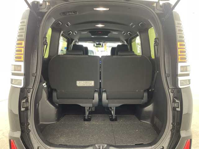 トヨタ ヴォクシー ハイブリッド ZS 煌 兵庫県 2018(平30)年 5.2万km ブラック ・純正9インチナビ(CD/DVD/BT/TV/SD)/・両側パワースライドドア/・純正フリップダウンモニター/・トヨタセーフティセンス/・プリクラッシュセーフティ/・レーンディパーチャーアラート/・クルーズコントロール/・オートマチックハイビーム/・先行車発進告知/・前席シートヒーター/・純正ドライブレコーダー/・ビルトインETC/・純正16インチAW/・プッシュスタート/・スマートキー/・LEDライト　/・LEDフォグランプ/・TRC/・ダブルエアコン