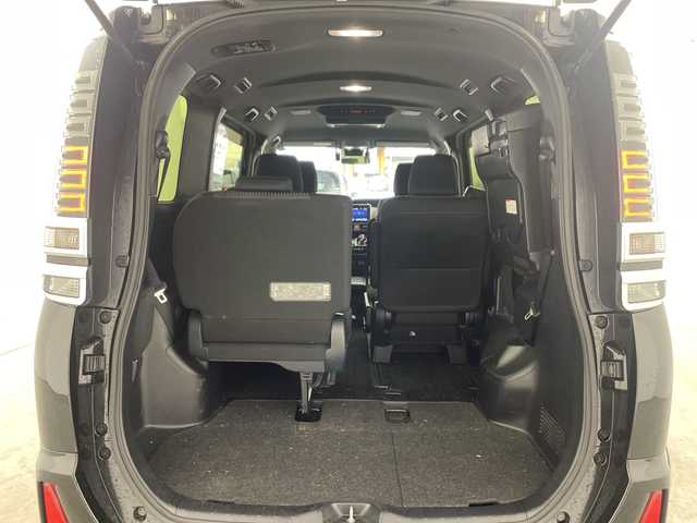 トヨタ ヴォクシー ハイブリッド ZS 煌 兵庫県 2018(平30)年 5.2万km ブラック ・純正9インチナビ(CD/DVD/BT/TV/SD)/・両側パワースライドドア/・純正フリップダウンモニター/・トヨタセーフティセンス/・プリクラッシュセーフティ/・レーンディパーチャーアラート/・クルーズコントロール/・オートマチックハイビーム/・先行車発進告知/・前席シートヒーター/・純正ドライブレコーダー/・ビルトインETC/・純正16インチAW/・プッシュスタート/・スマートキー/・LEDライト　/・LEDフォグランプ/・TRC/・ダブルエアコン